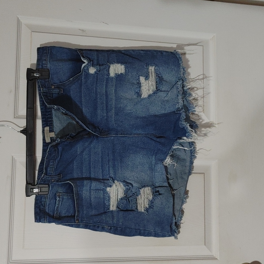 Wonderly distressed shorts. Size 22W